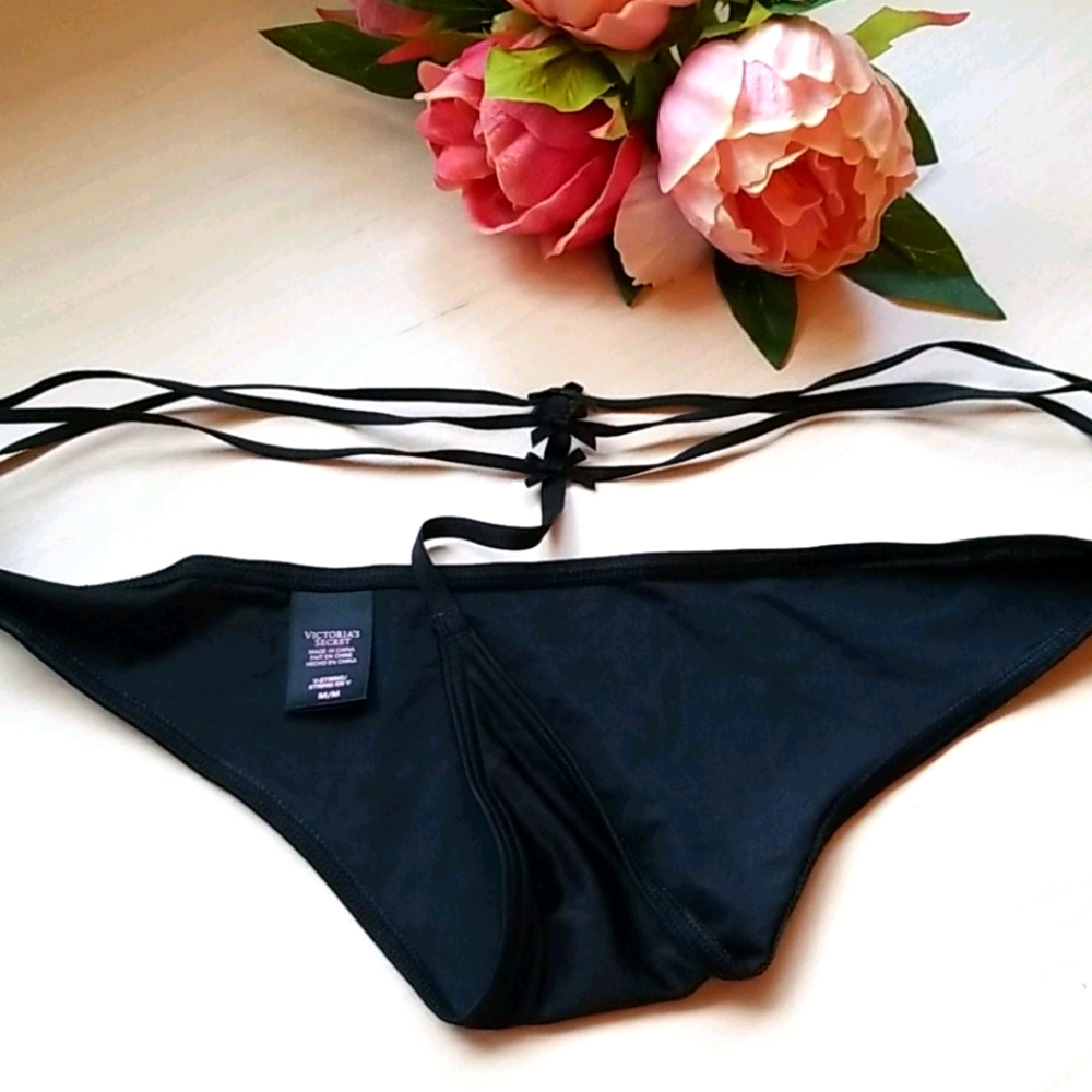 Victoria's Secret panties black 3 straps in back!